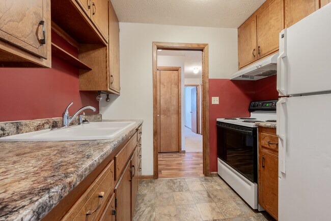 Building Photo - Hillcrest Apartments