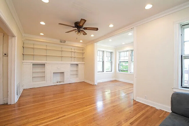 Building Photo - 4825 N Sawyer Ave