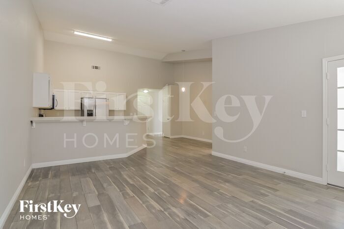 Building Photo - 827 Centaur Ave