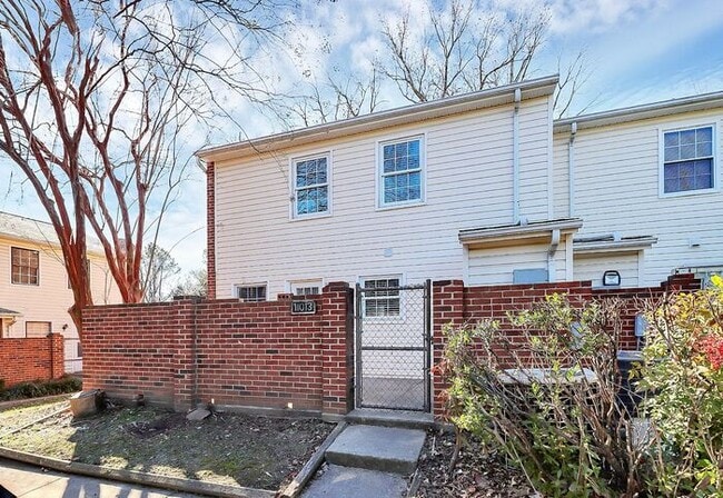 Building Photo - END UNIT 3BD/2.5BA Townhome in Lexington Commons