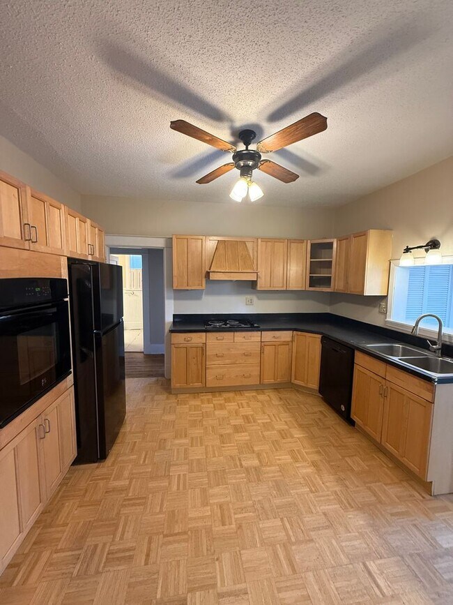 Building Photo - Newly Renovated Cozy & Convenient