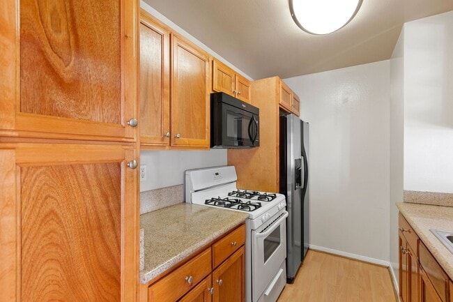 Building Photo - Excellent 1 Br 1Ba with Den in a Well Kept...