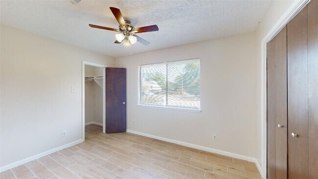 Building Photo - 815 Llano Pl