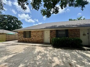 Building Photo - 100 Charolais St