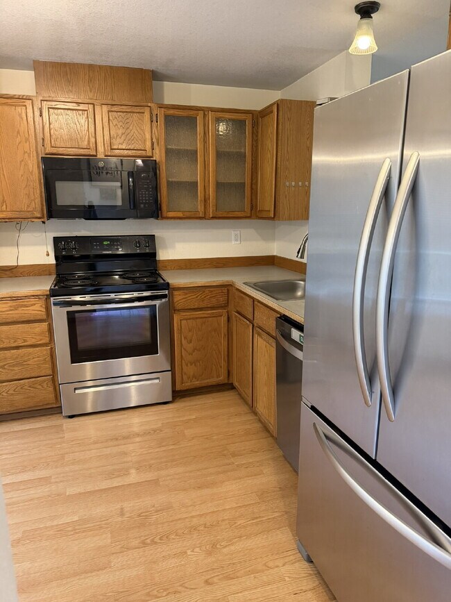 Building Photo - 2 Bedroom Townhome in Kent, Available for Immediate Move In
