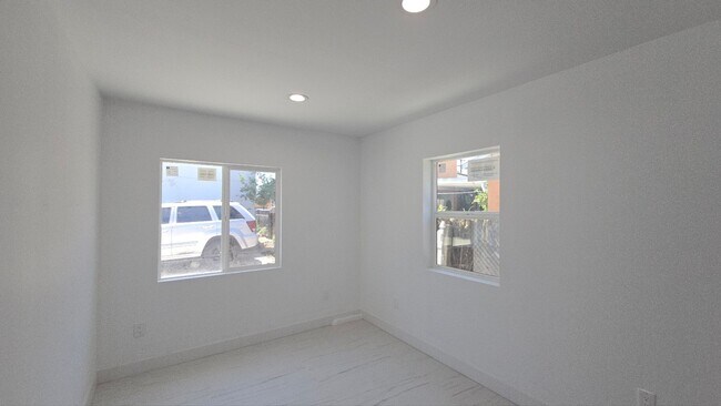 Building Photo - 1319 E 59th Pl