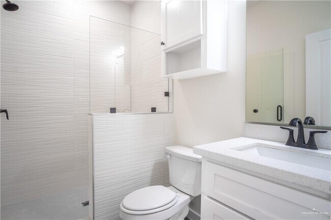 Building Photo - 2104 E Viviana St
