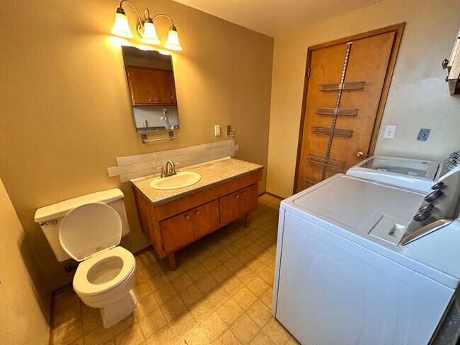 Building Photo - Tradition Kirkland Split Level with Gorgeous Views nestled in the middle of NorKirk