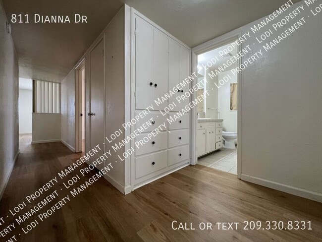 Building Photo - 811 Dianna Dr