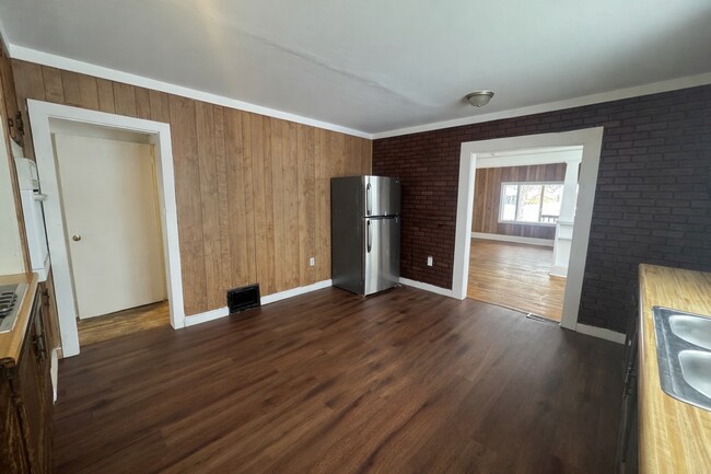 Building Photo - 213 Depeyster St