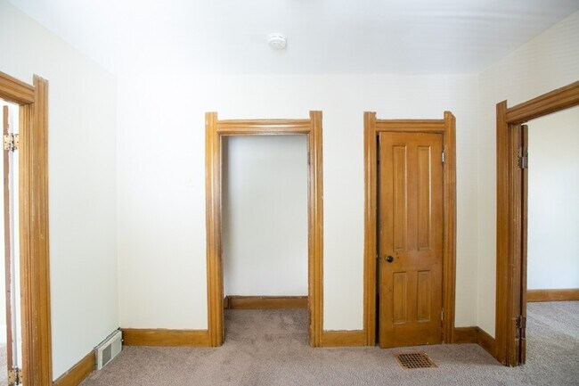 Building Photo - 1020/1022 E Center Townhouse, Riverwest, E...