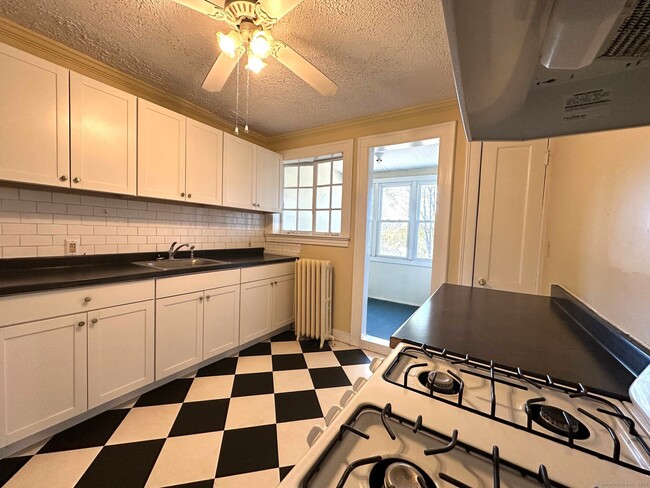 Building Photo - 512 Townsend Ave