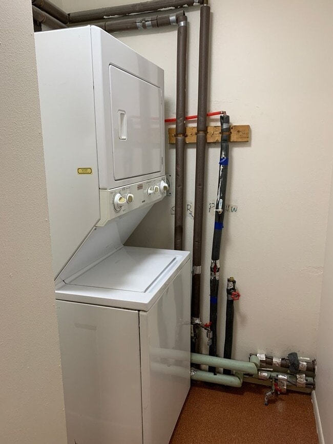 Building Photo - AVAILABLE NOW!! West side - 2 Bdrm, 1 Bath