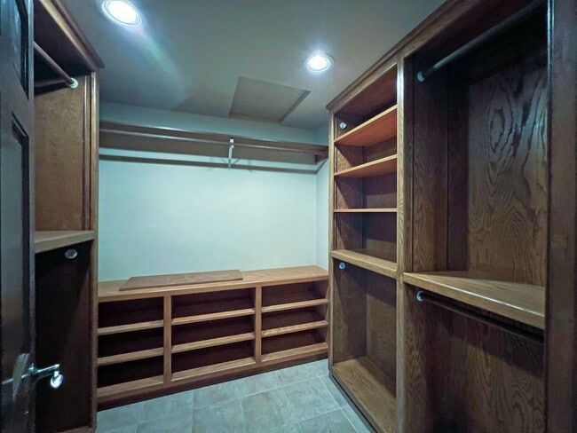 Building Photo - Gated Sound view home Des Moines area, 4 bed plus den 2.5 bath 3900 s/f, Available NOW!!!