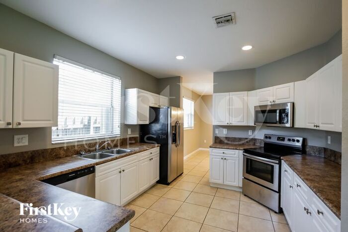 Building Photo - 300 NE 36th Avenue Rd