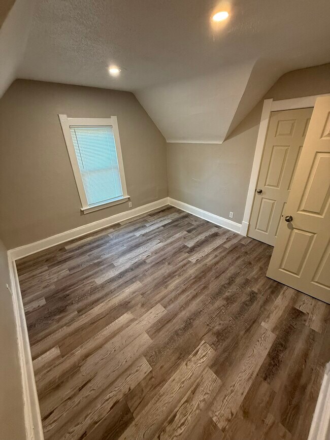 Building Photo - 659 Stebbins St