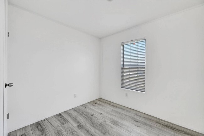 Building Photo - 2410 Skyview St