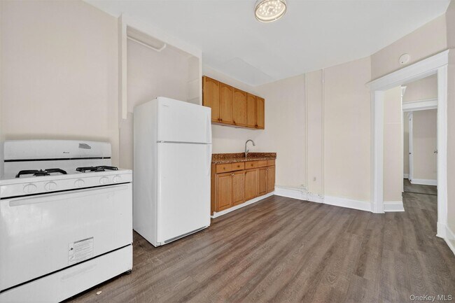 Building Photo - 74 Oak St