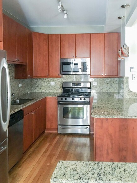 Building Photo - 624 W Roscoe St