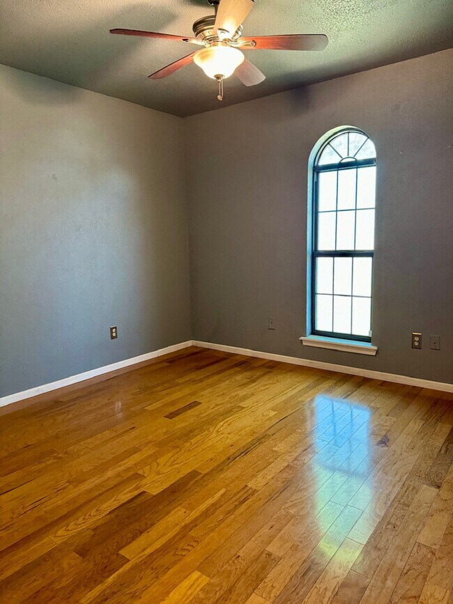 Building Photo - "Charming 3-Bed Oasis with 2 Full Baths in Lubbock – 1,610 Sq Ft of Comfort Awaits!"
