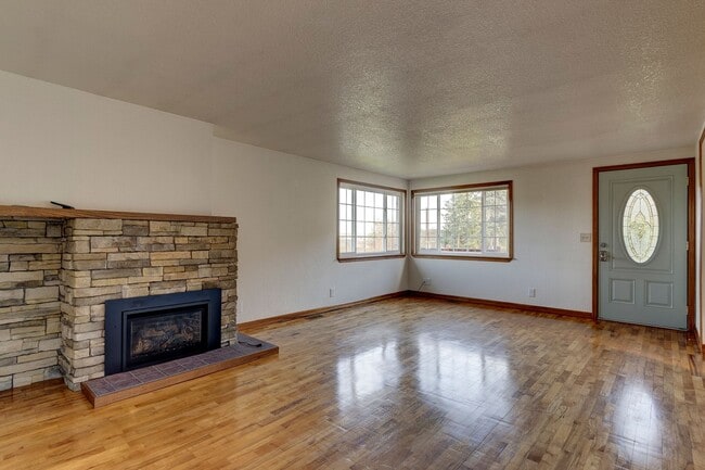 Building Photo - Charming 2-Bedroom Home with Bonus Room Ne...