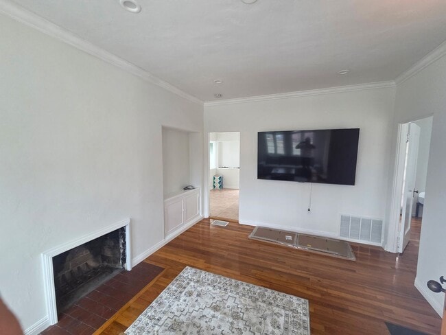 Building Photo - Charming 2 Bed 1 bath "monthly rental" in ...