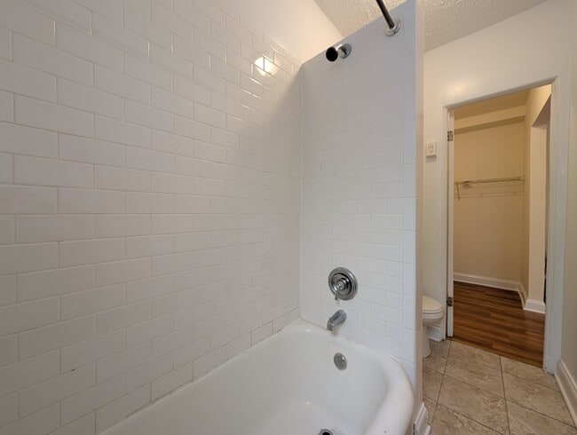 Building Photo - 5417 N Kenmore Ave