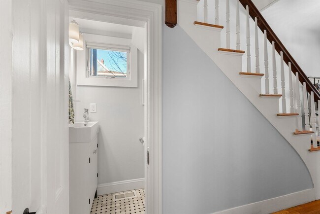 Building Photo - 40 Mead St