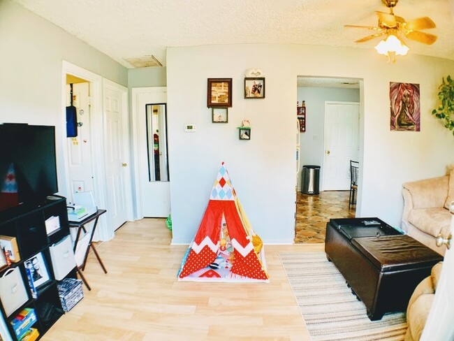Building Photo - STAFFORD DUPLEX - CLOSE TO TBS GATE OF QUA...