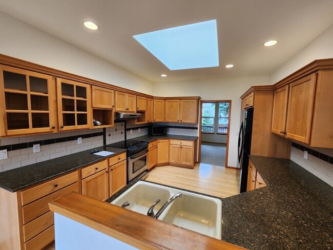 Building Photo - 3 bed 2.5 bath home on Bell Hill with grea...