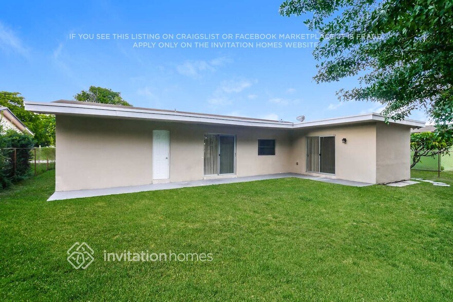 Building Photo - 8744 Southampton Dr