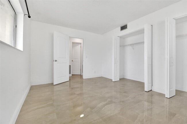 Building Photo - 1055 Crystal Way