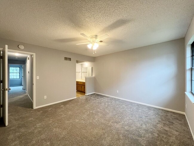 Building Photo - SEE IT NOW: Charming and Well-Maintained Home in the heart of Overland Park!