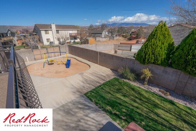 Building Photo - 5 Bedroom Pet Friendly Home!
