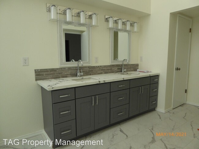 Building Photo - 4 br, 2.5 bath House - 5590 Highland Dr