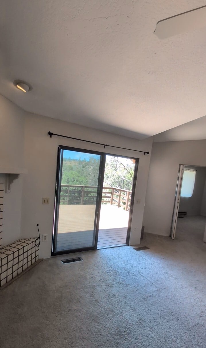 Building Photo - 4944 Summit Cir