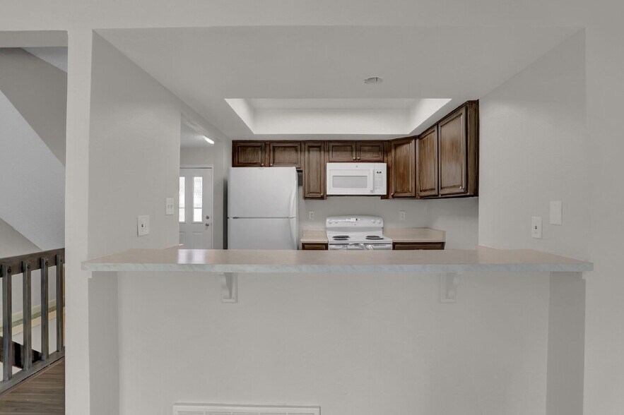 Building Photo - Fully Remodeled End-Unit Townhome Near Pet...