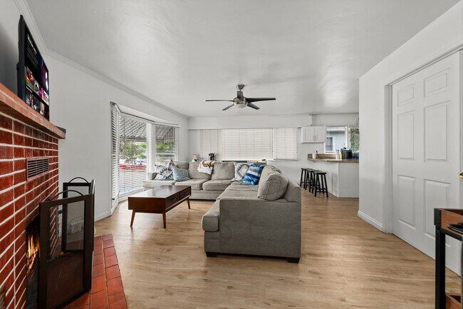 Building Photo - 2 kitchens + no back house!