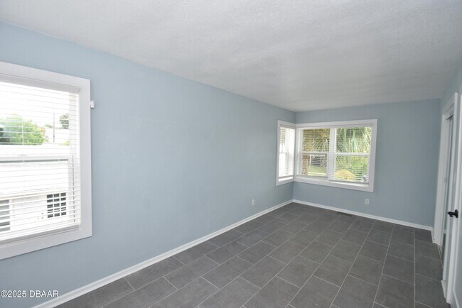 Building Photo - 403 N Oleander Ave