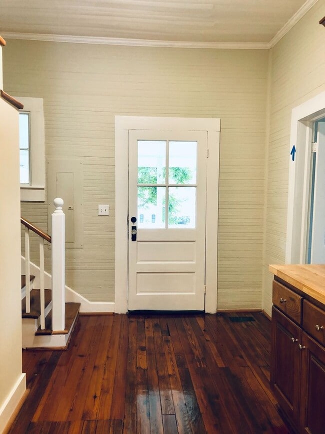 Building Photo - Plum Street-3 bedroom/2 bath home with large rocking chair front porch!