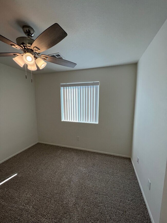 Building Photo - 4 BEDROOM HOME!