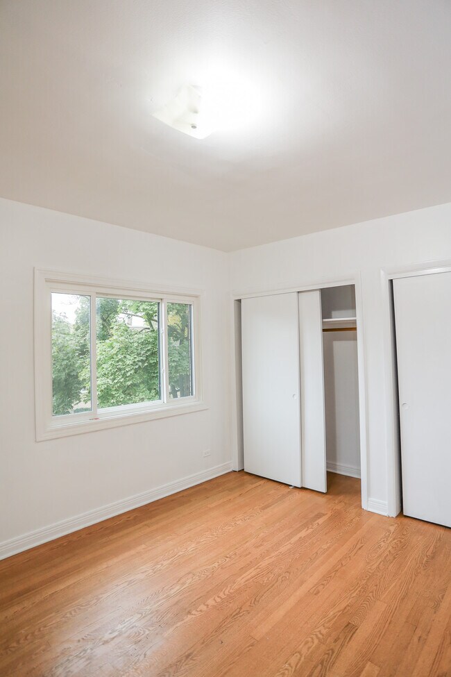 Building Photo - 2754 W Berwyn Ave