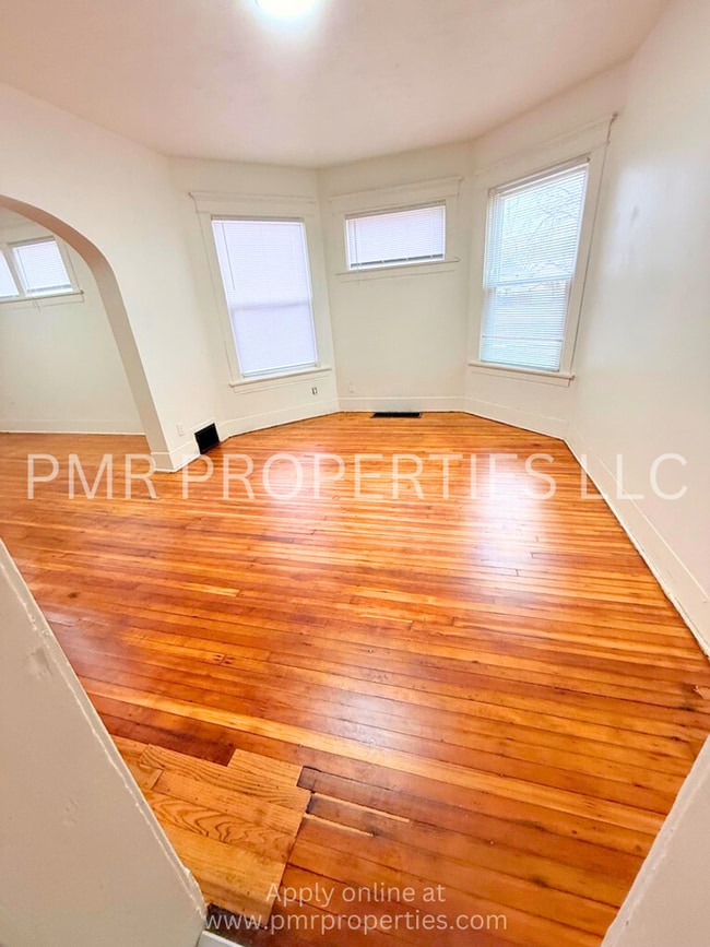 Building Photo - 3 Bedrooms / 1 Bathroom House