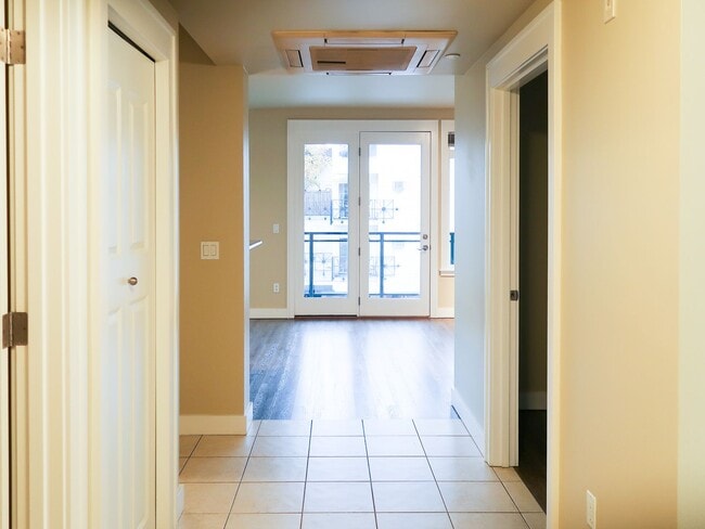 Building Photo - Lakeside 2BR Condo with Modern Finishes & Prime Location!