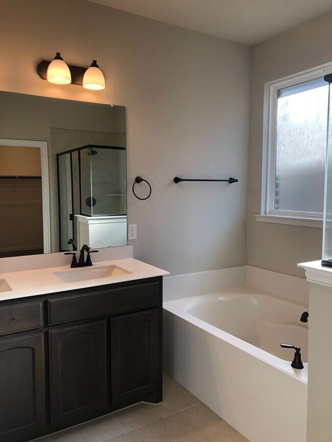 Building Photo - Ranch-Style 3 Bedroom/2bath w Designated O...