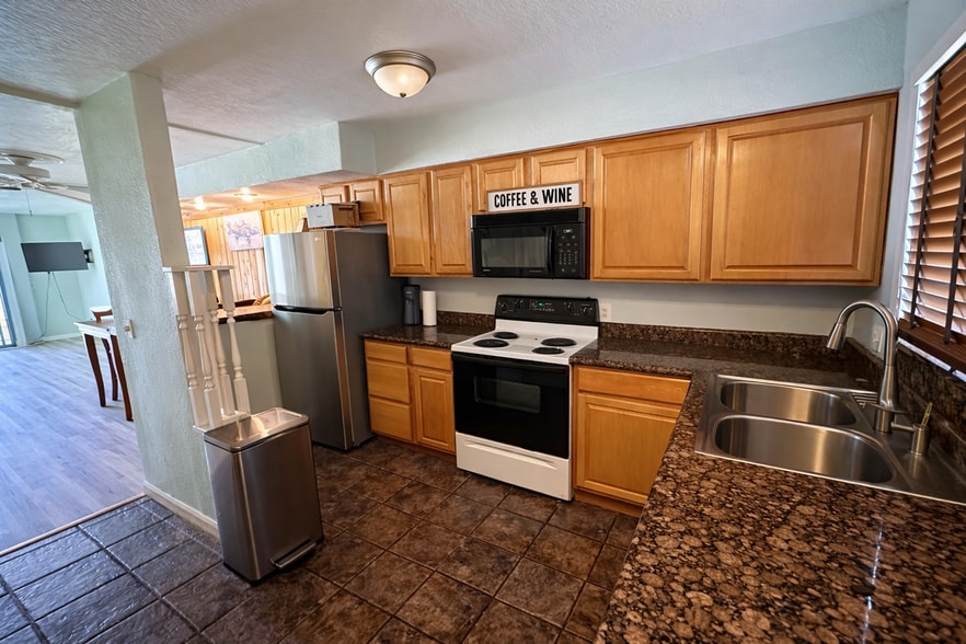 Building Photo - 1300 Seaway Dr