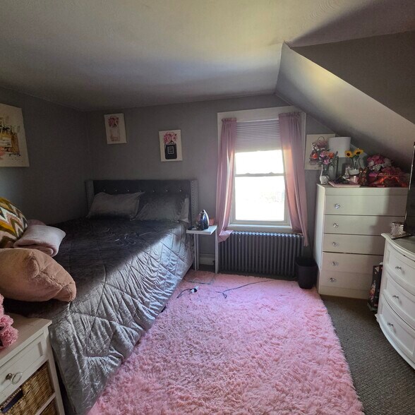 Bedroom #1 (2nd Floor) - 28 Maiden Ln