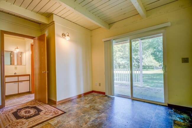 Building Photo - 2 Bed 1 Bath Home