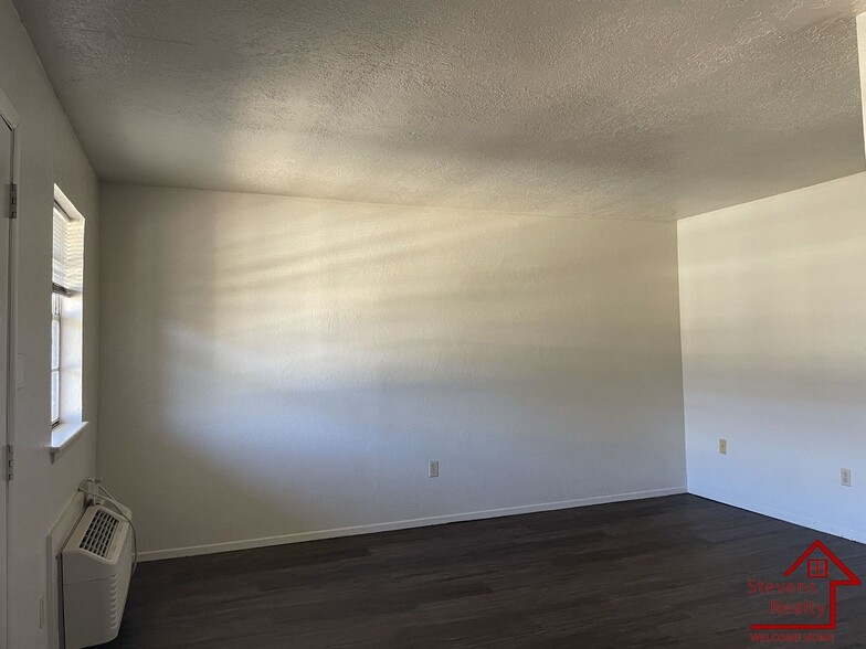 Building Photo - 1502 NW Kingsbury Ave