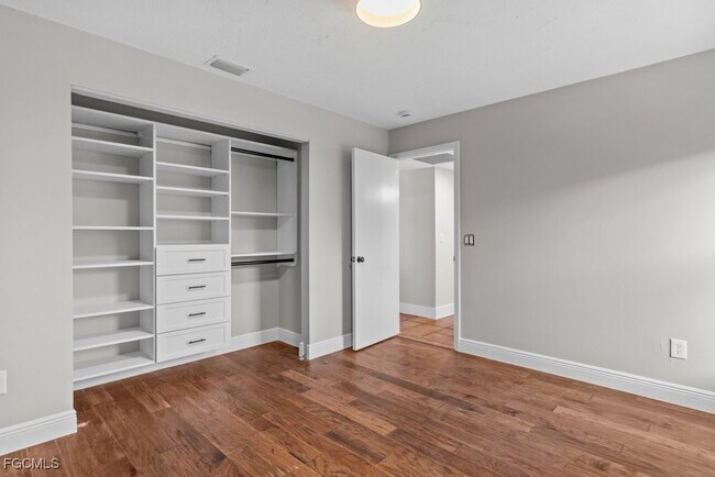 Building Photo - 1384 Burgundy Dr